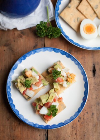 Crackers met avocado en ei