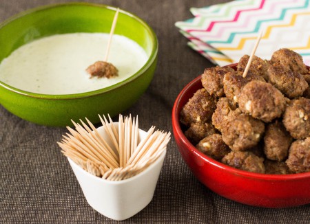 Pittige gehaktballetjes met dipsausje