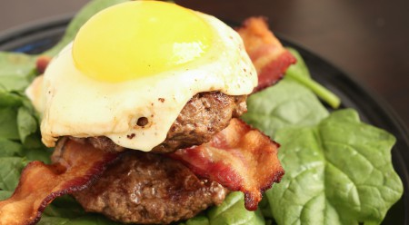Baconburger met chili-mayo saus