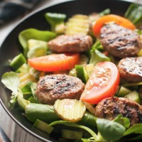 Salade met mini hamburgertjes
