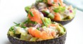 Avocado met zalm en tomaat