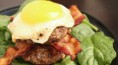 Baconburger met chili-mayo saus