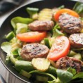 Salade met mini hamburgertjes